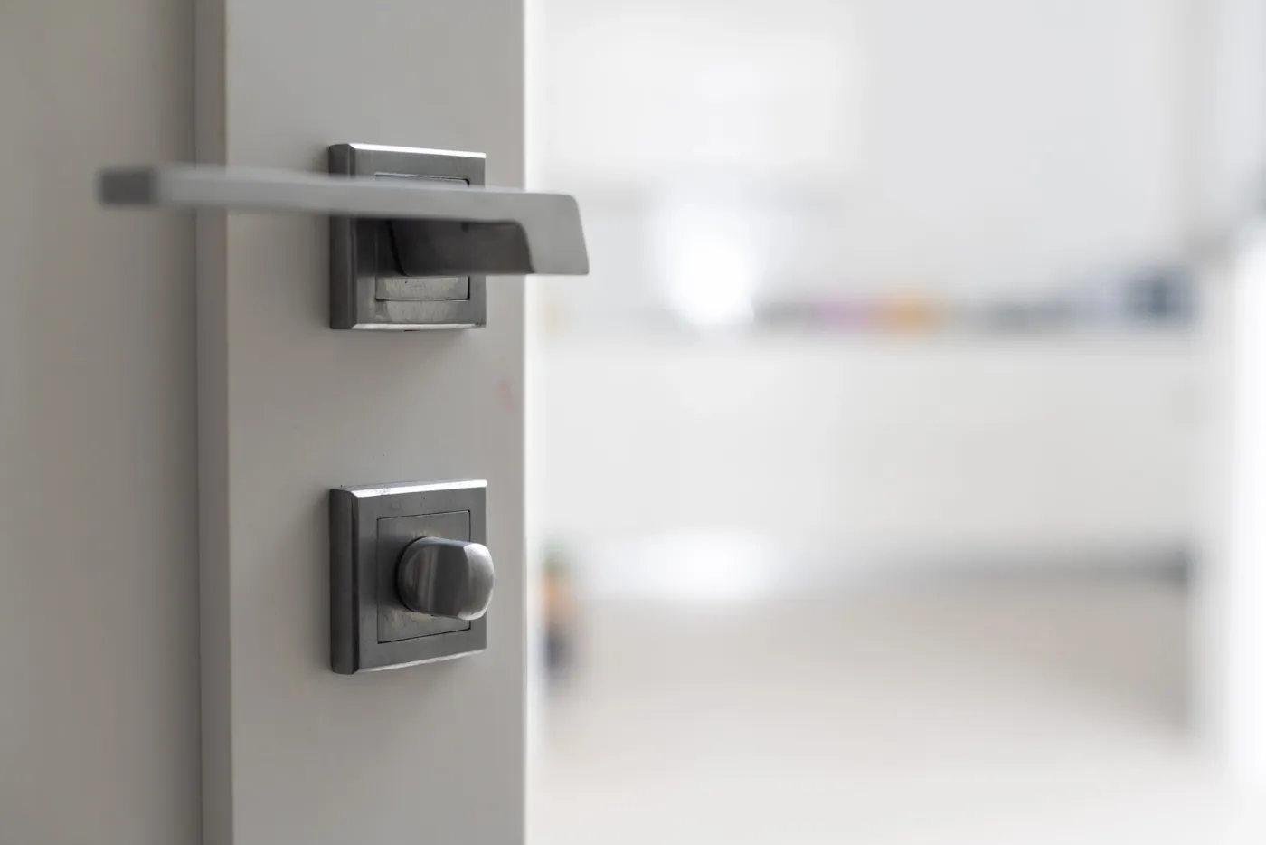 Serrure multipoints certifiée posée sur une porte blindée dans le 2e arrondissement de Paris